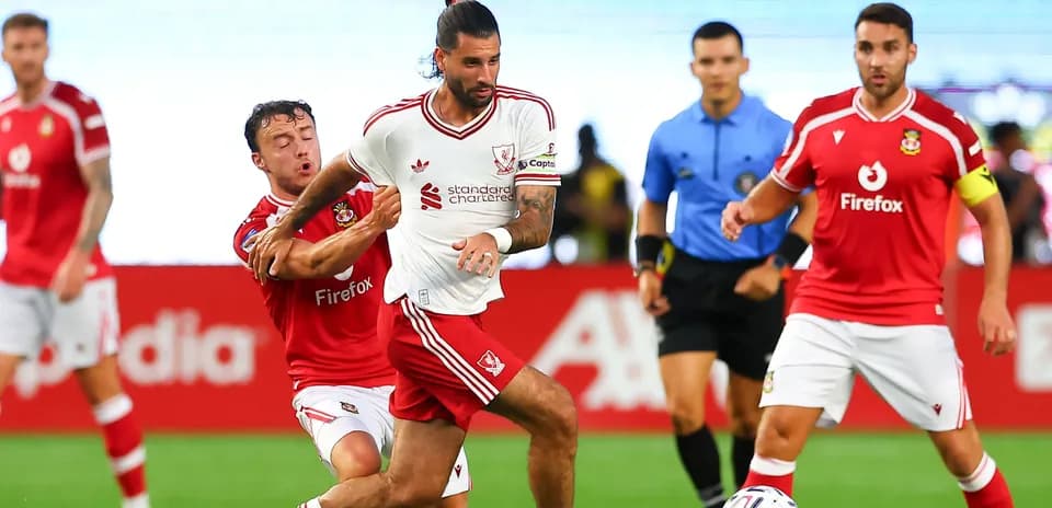 Jugador de Liverpool avanzando con el balón en partido