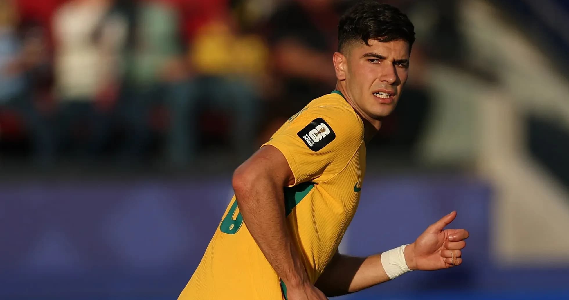 Jugador de Australia corriendo en el campo de fútbol