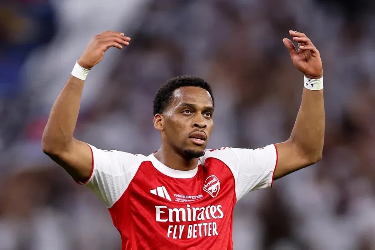 Jugador de Arsenal levantando las manos durante el partido