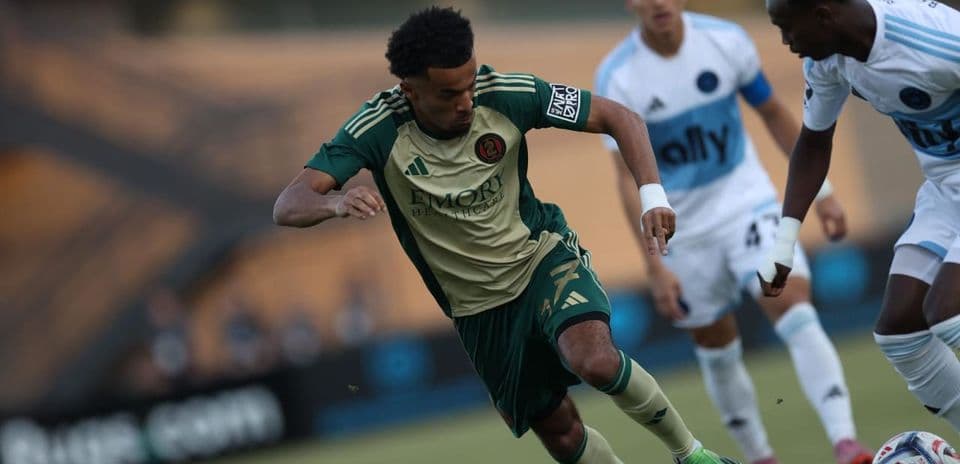 Jugador de Atlanta United II driblando a oponente