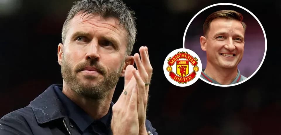 Entrenador aplaudiendo con logotipo de Manchester United