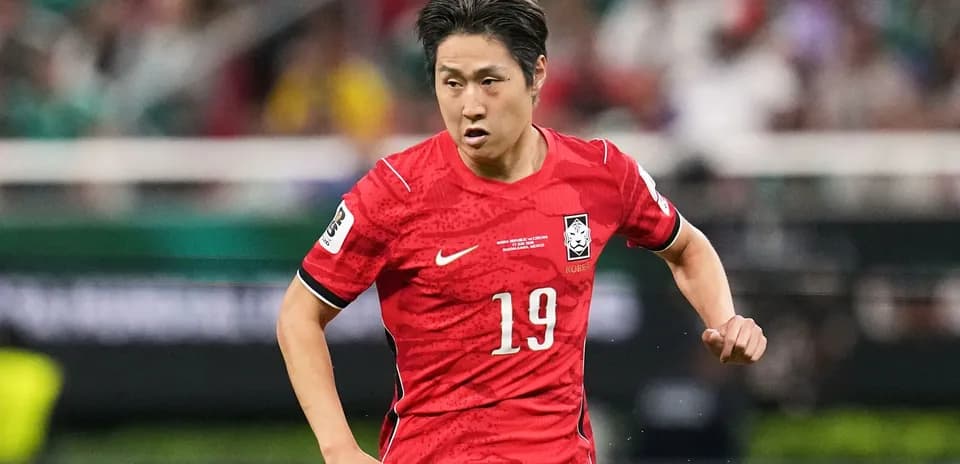 Jugador de Corea del Sur corriendo en el campo