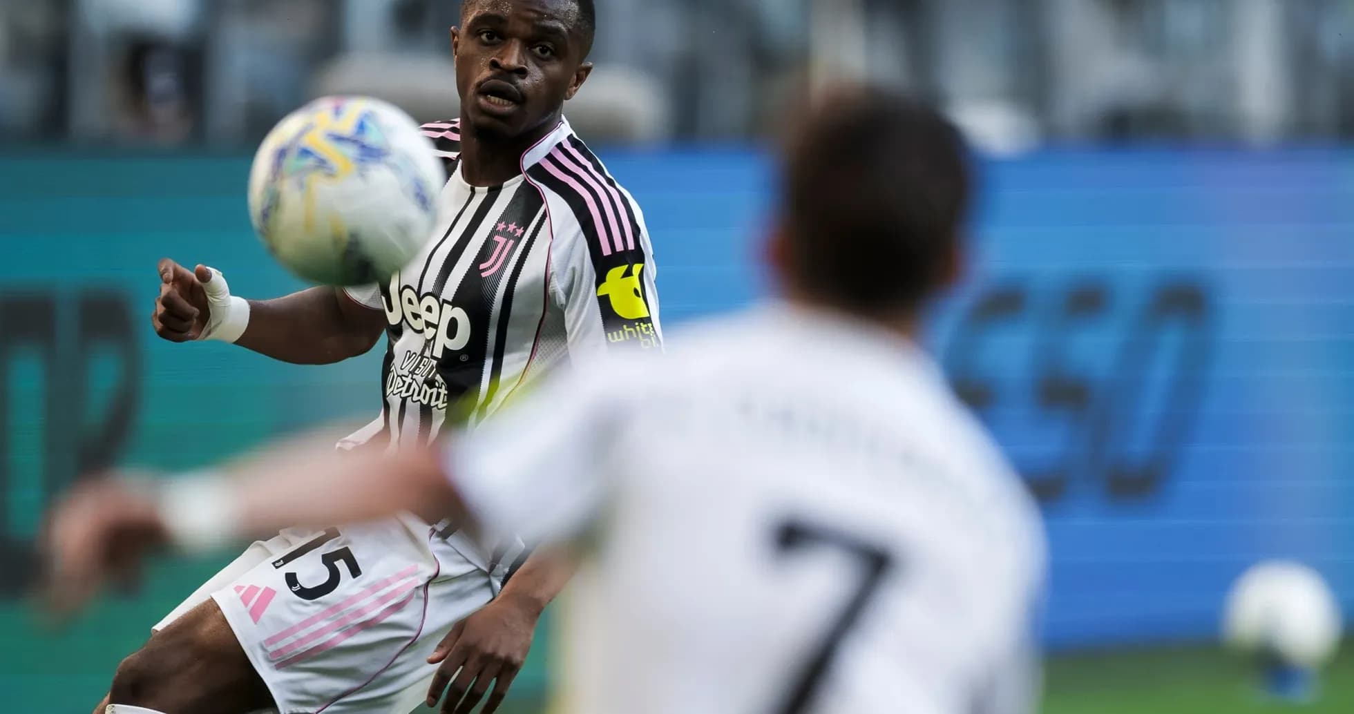 Jugador de Juventus recibe el balón en el partido