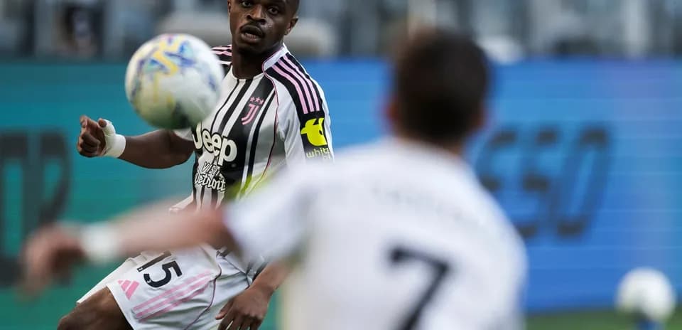 Jugador de Juventus recibe el balón en el partido