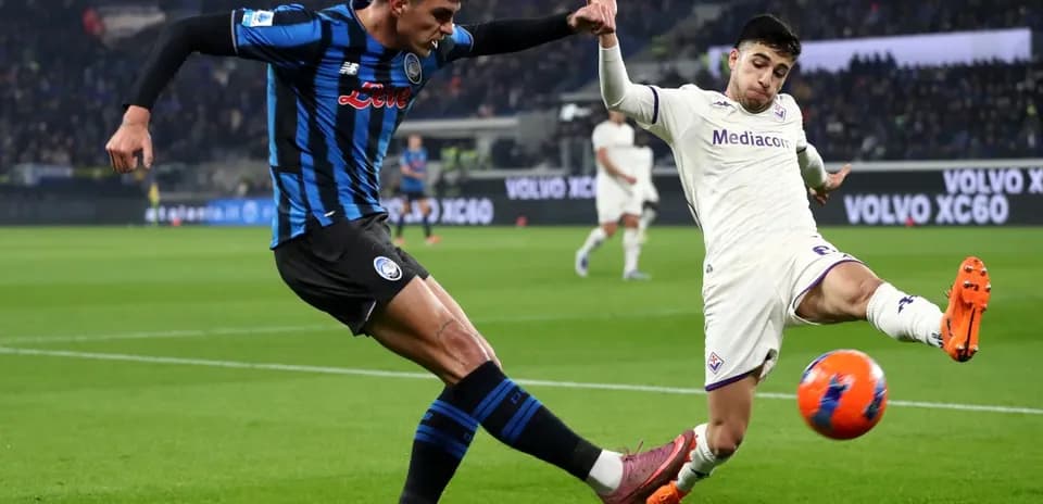 Jugador de Fiorentina intenta patear el balón