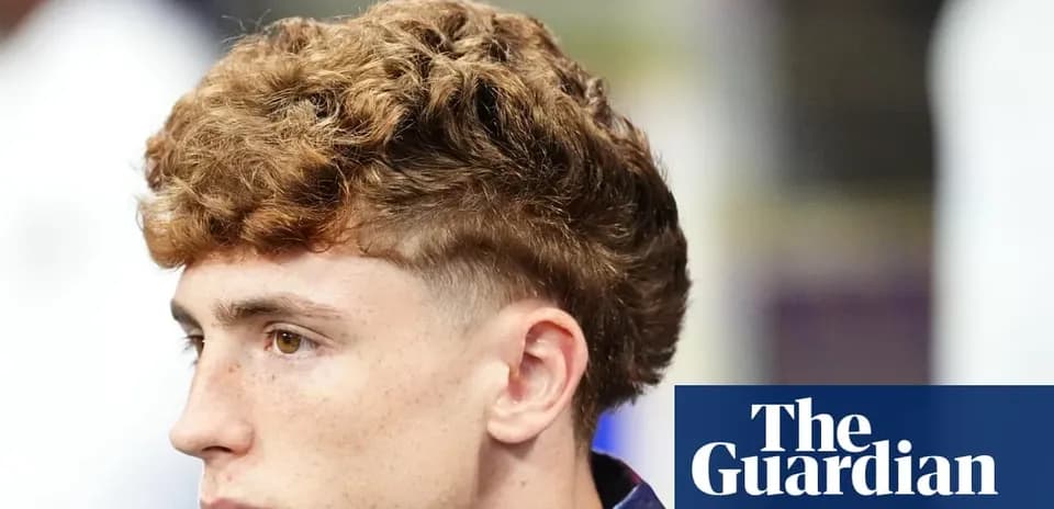 Joven con cabello rizado y mirada pensativa