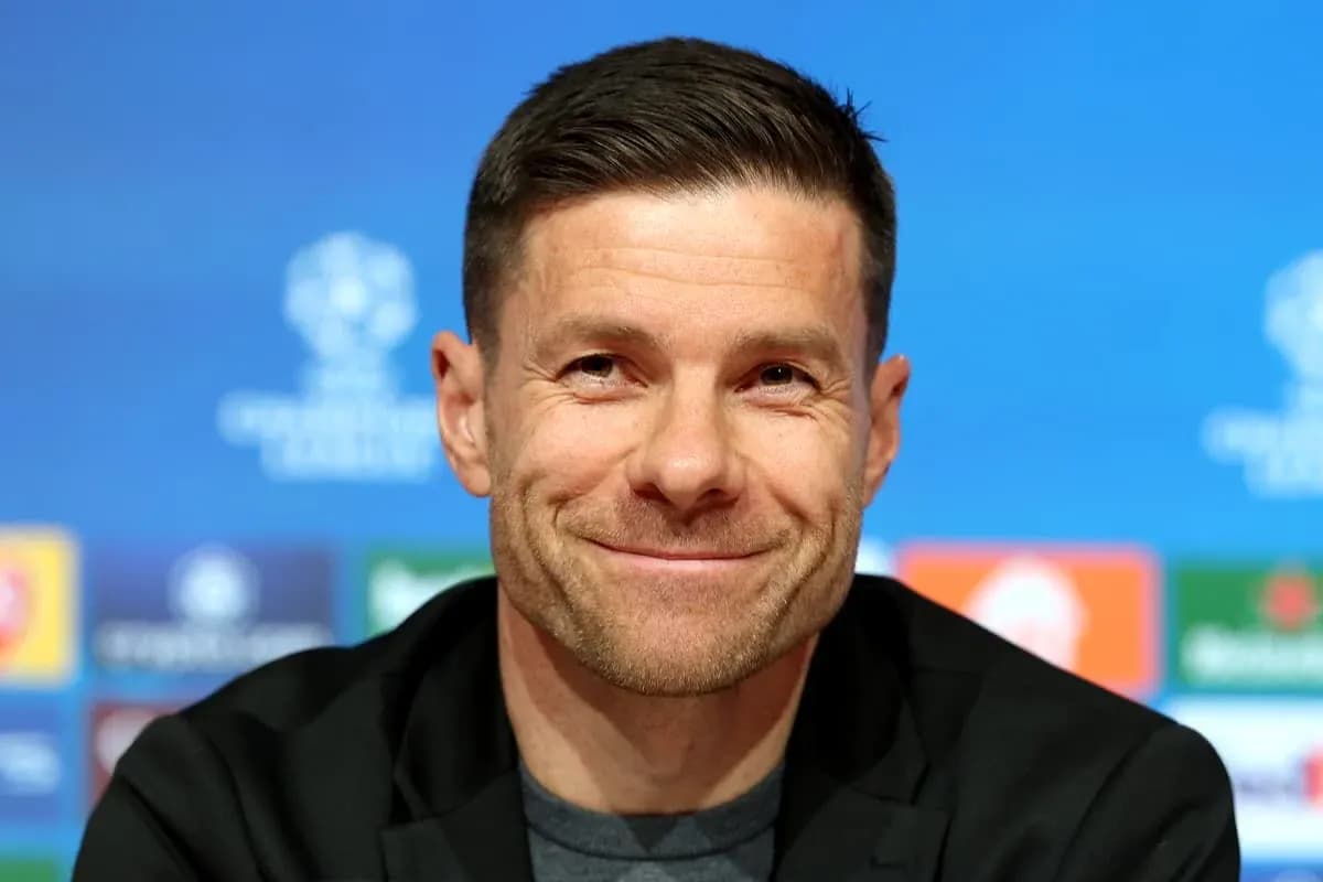 Entrenador en conferencia de prensa sonriendo