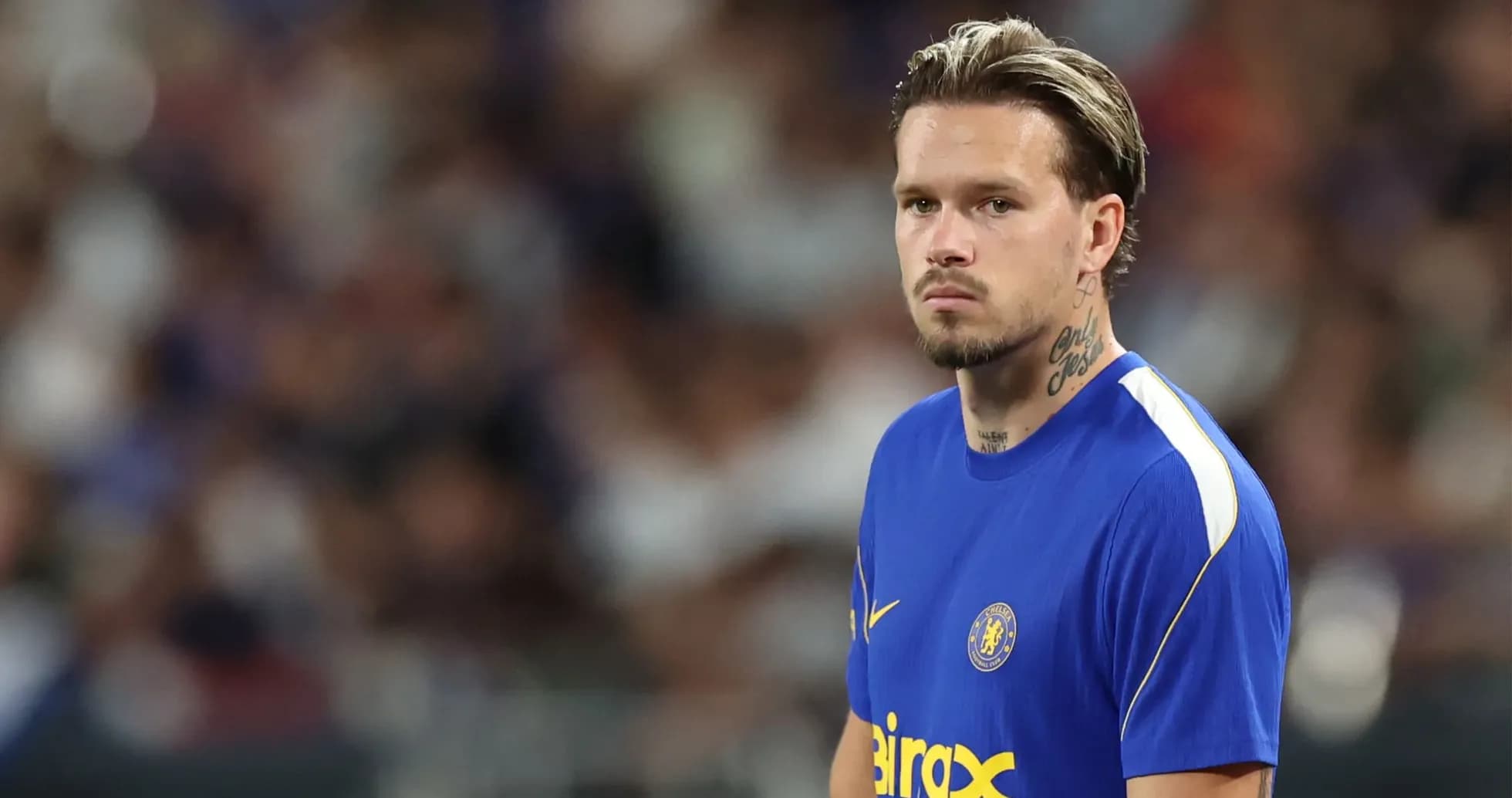 Jugador del Chelsea en el campo durante un partido