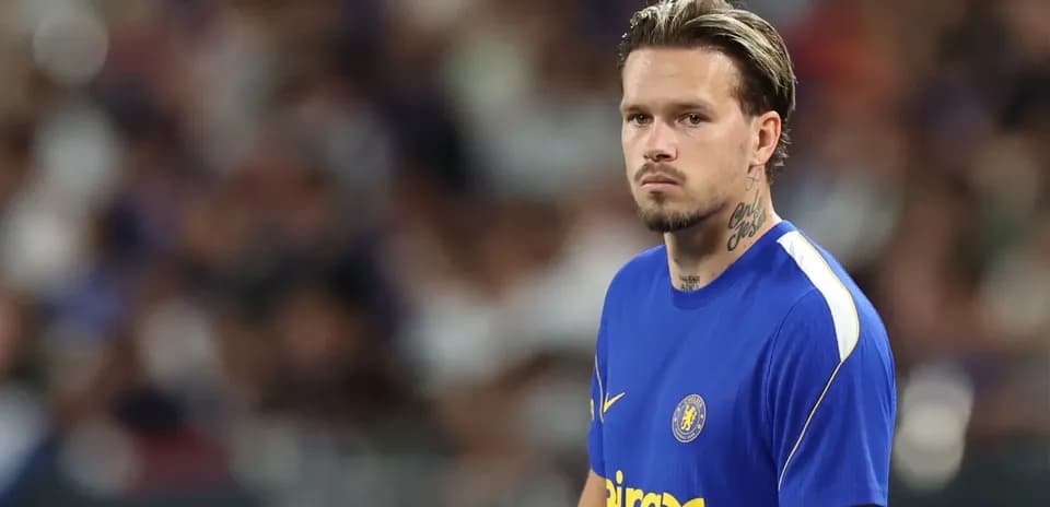 Jugador del Chelsea en el campo durante un partido