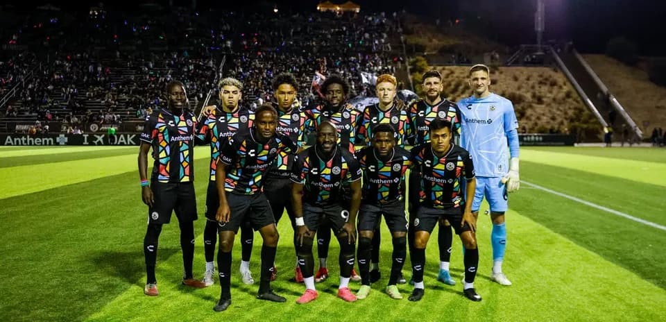 Equipo de Oakland Roots en el campo