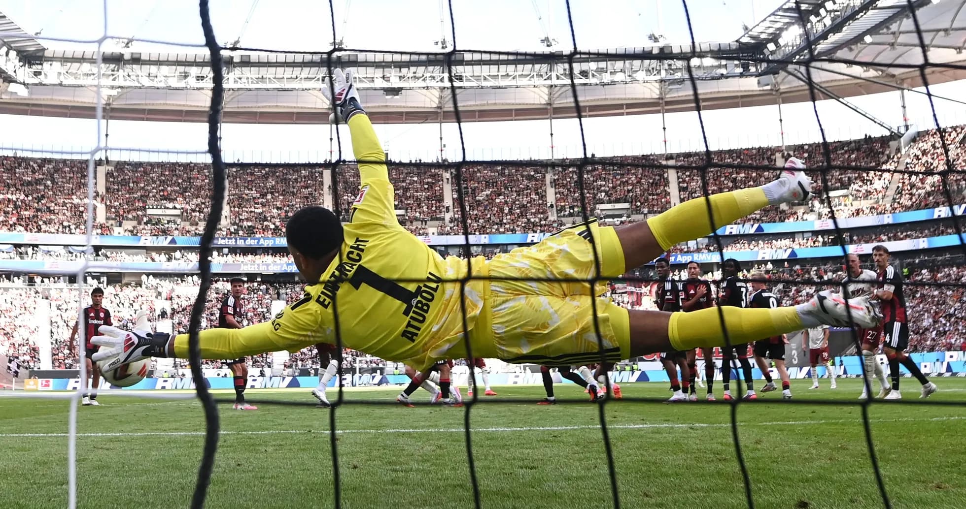Portero saltando para detener un penalti en partido