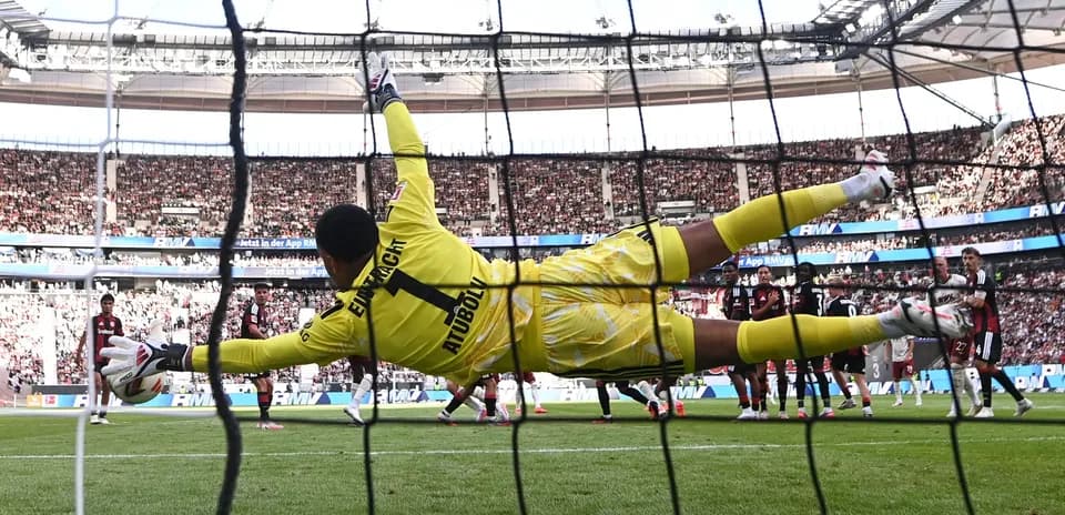 Portero saltando para detener un penalti en partido