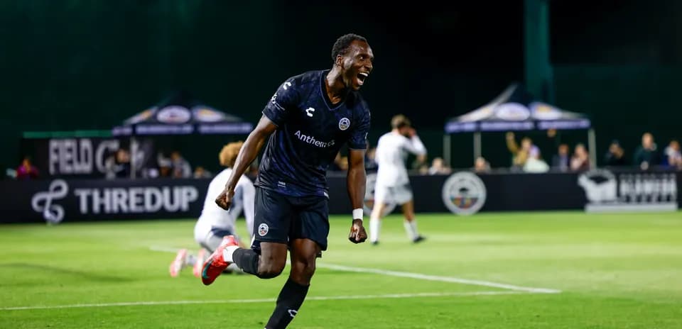 Jugador celebra un gol en partido de fútbol