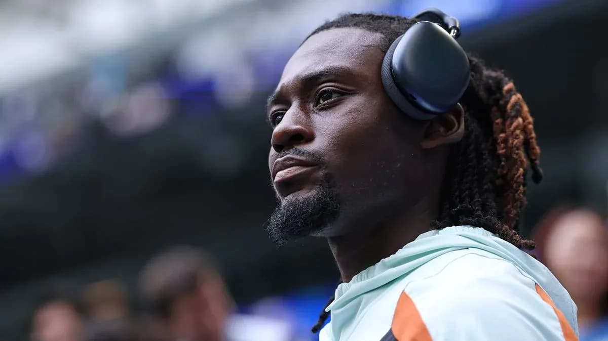 Jugador con auriculares en el estadio antes del partido