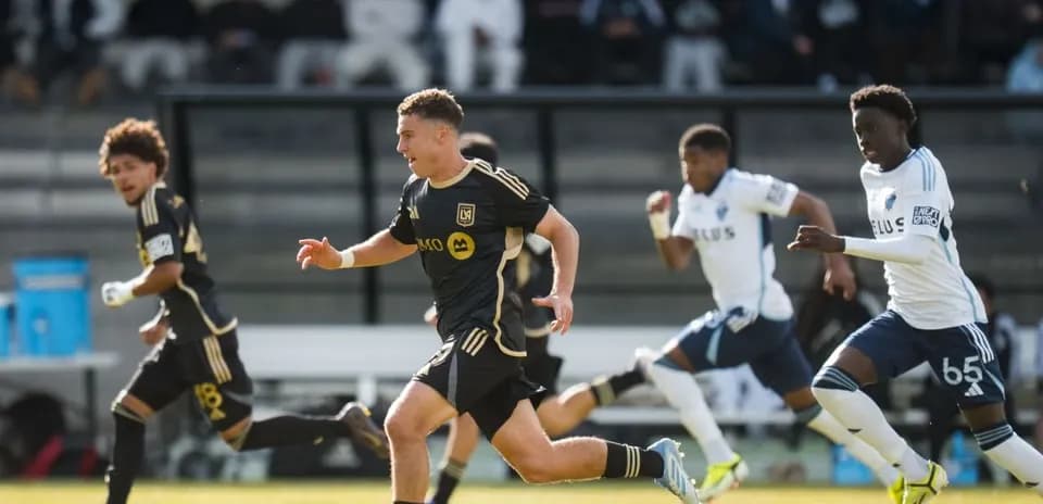 Jugadores de Los Angeles FC II corriendo con el balón