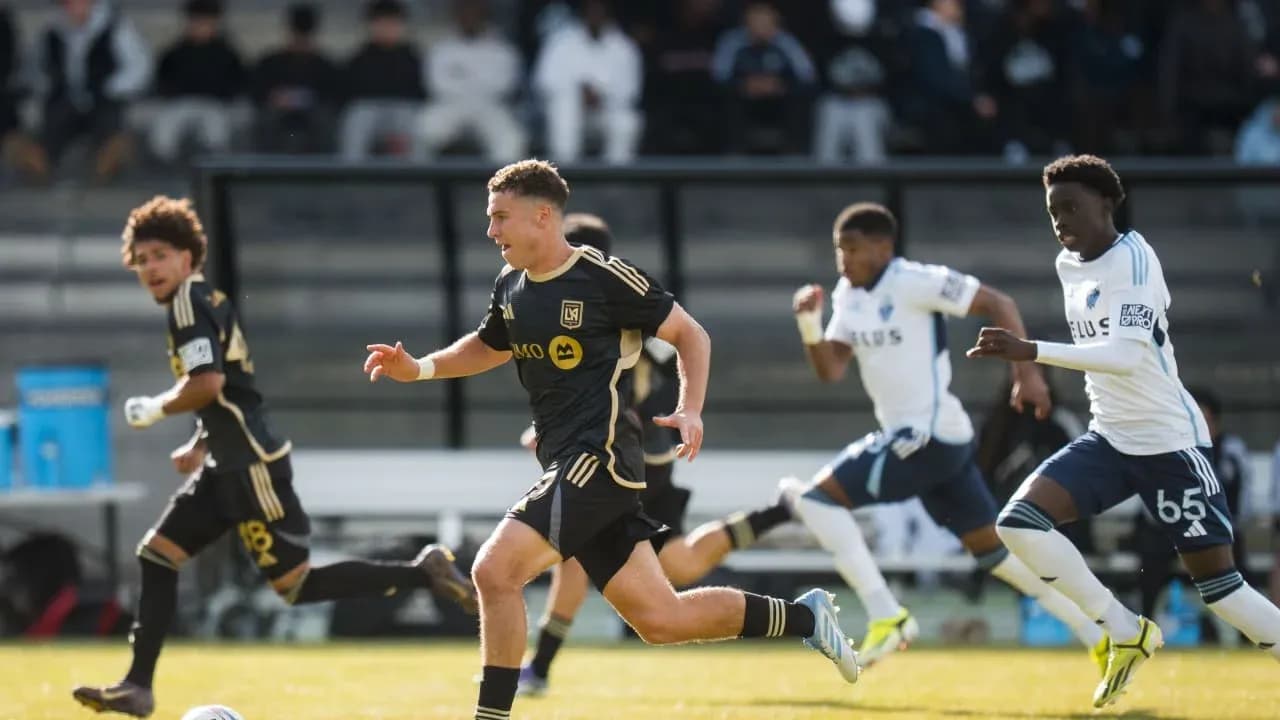 Jugadores de Los Angeles FC II corriendo con el balón