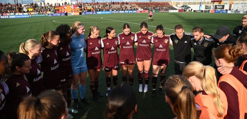 Jugadoras de Detroit City en reunión antes del partido