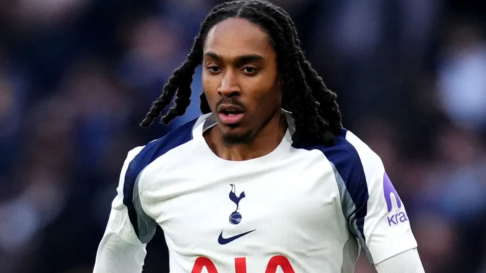 Jugador de Tottenham en acción durante el partido