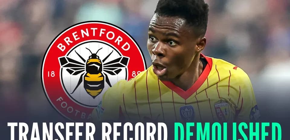 Jugador de fútbol celebrando con logo de Brentford
