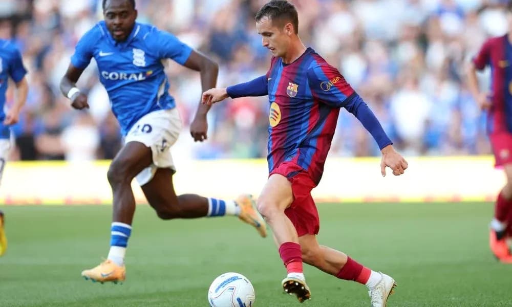 Jugador de Barcelona driblando ante rival de Birmingham
