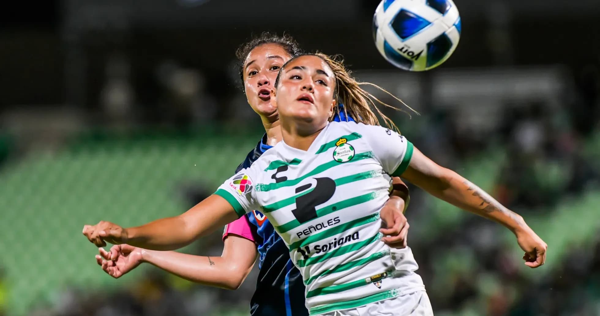 Jugadoras de Santos Laguna y Cruz Azul disputando el balón