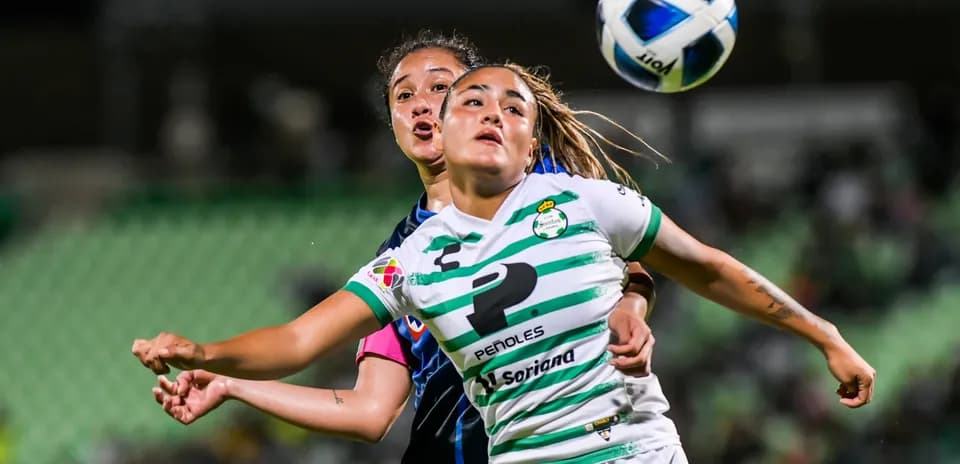 Jugadoras de Santos Laguna y Cruz Azul disputando el balón