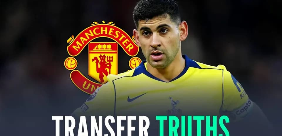 Jugador de fútbol con camiseta amarilla y escudo de Manchester United