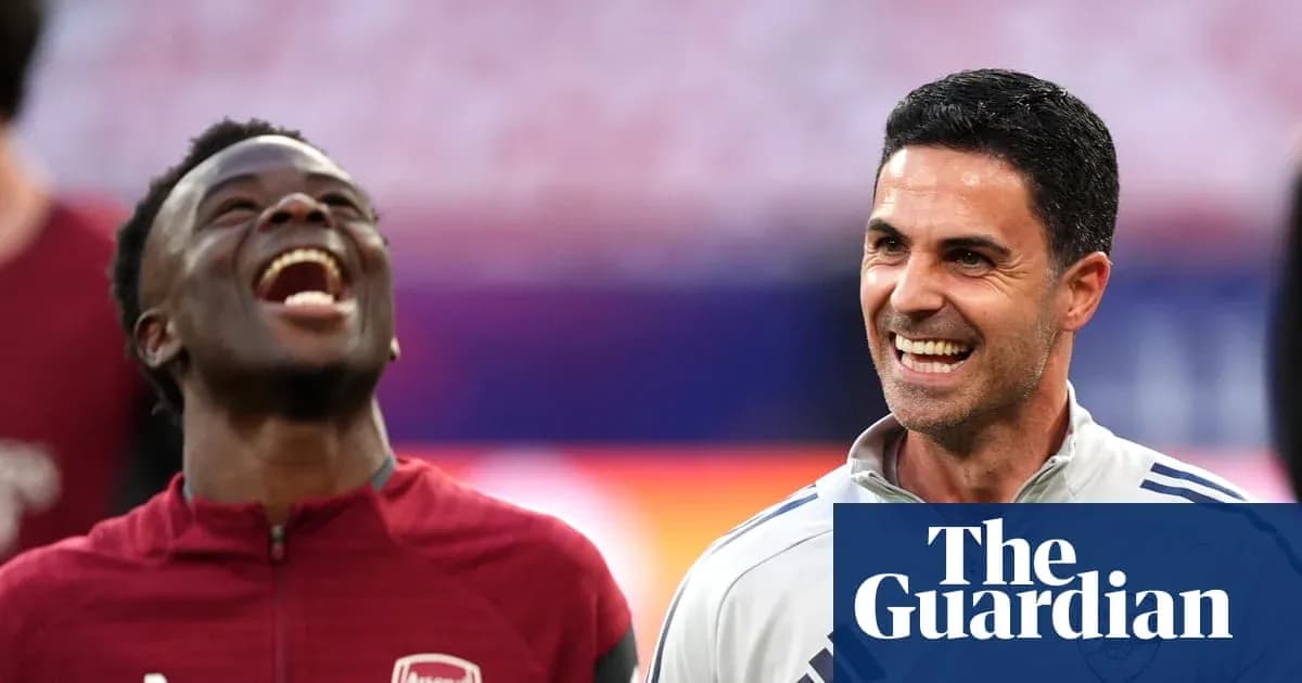 Jugadores de Arsenal riendo durante el calentamiento