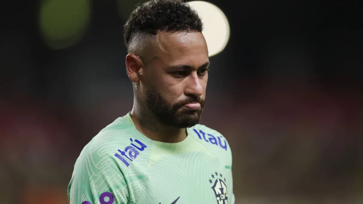 Neymar en camiseta de Brasil tras un partido