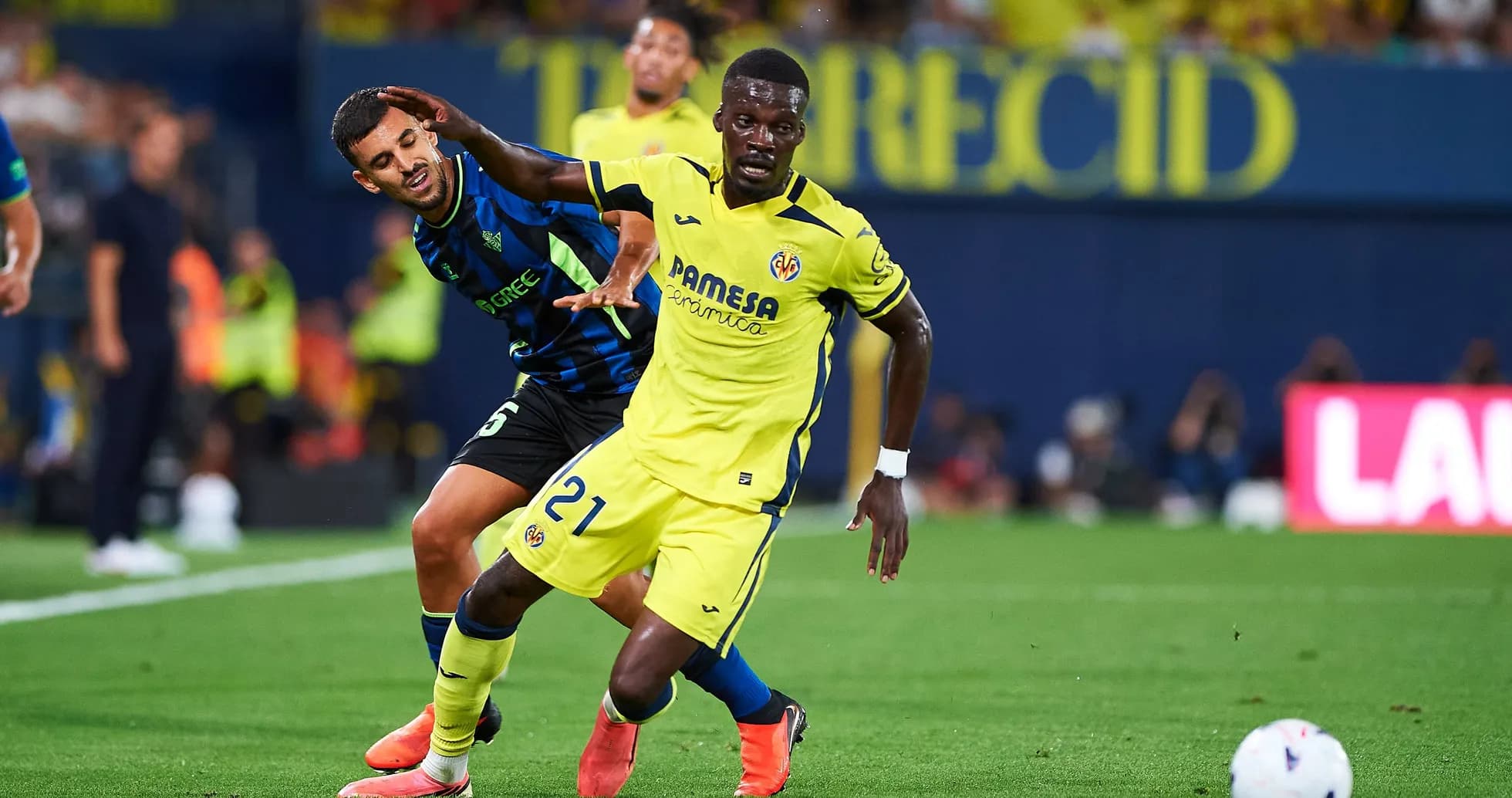 Jugador de Villarreal esquivando a oponente en partido