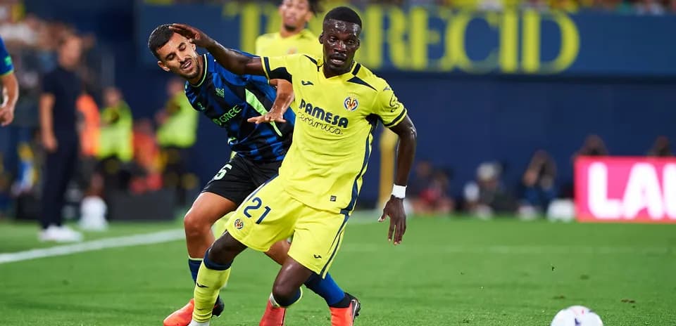 Jugador de Villarreal esquivando a oponente en partido