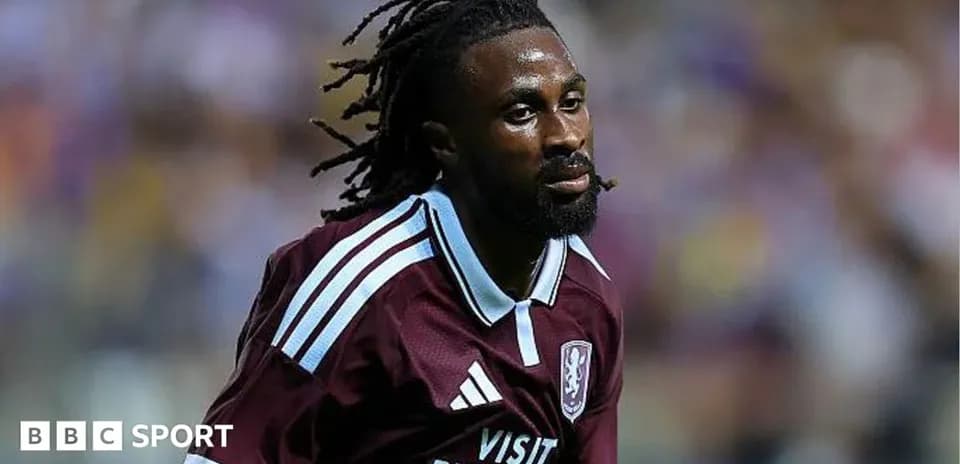Jugador de fútbol corriendo en uniforme de Aston Villa