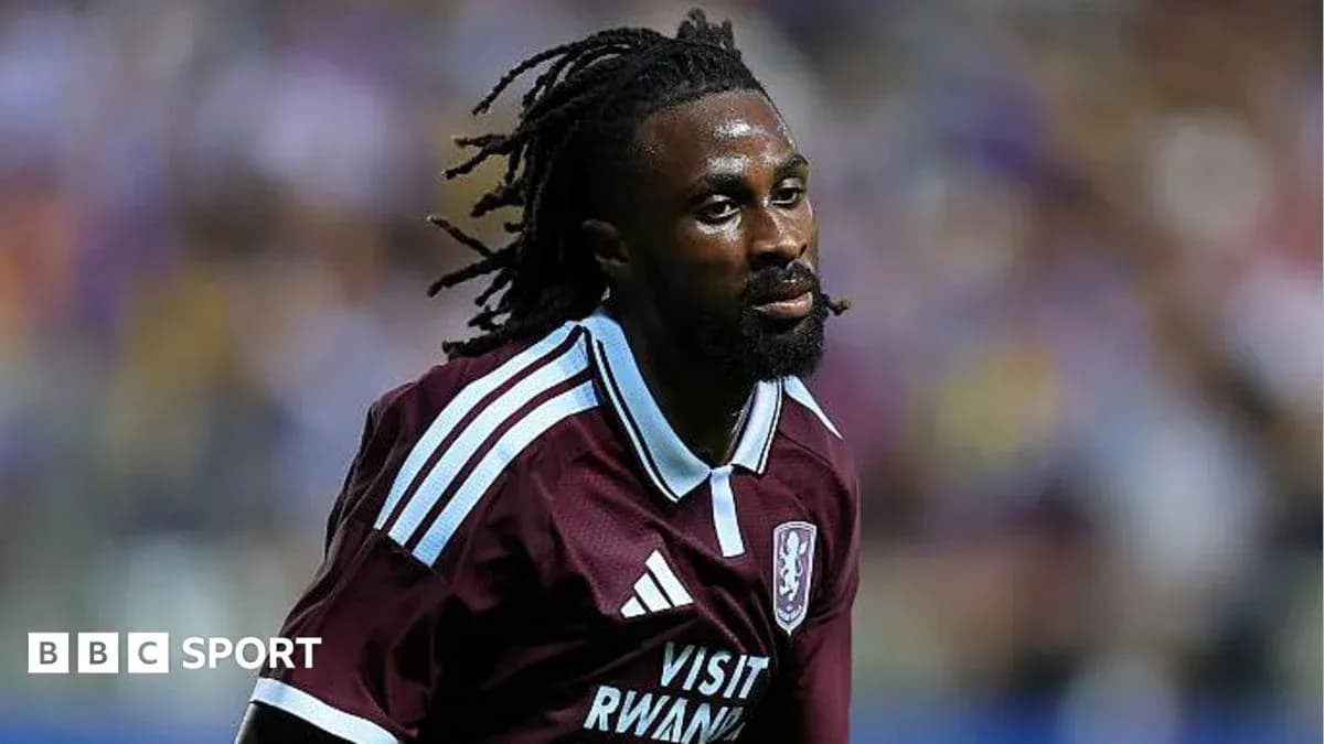 Jugador de fútbol corriendo en uniforme de Aston Villa