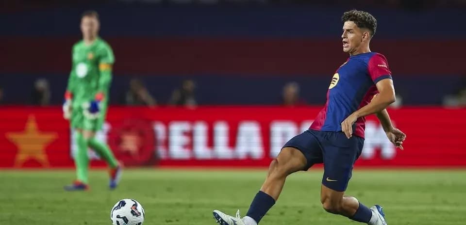 Jugador de fútbol lanzando el balón durante el partido