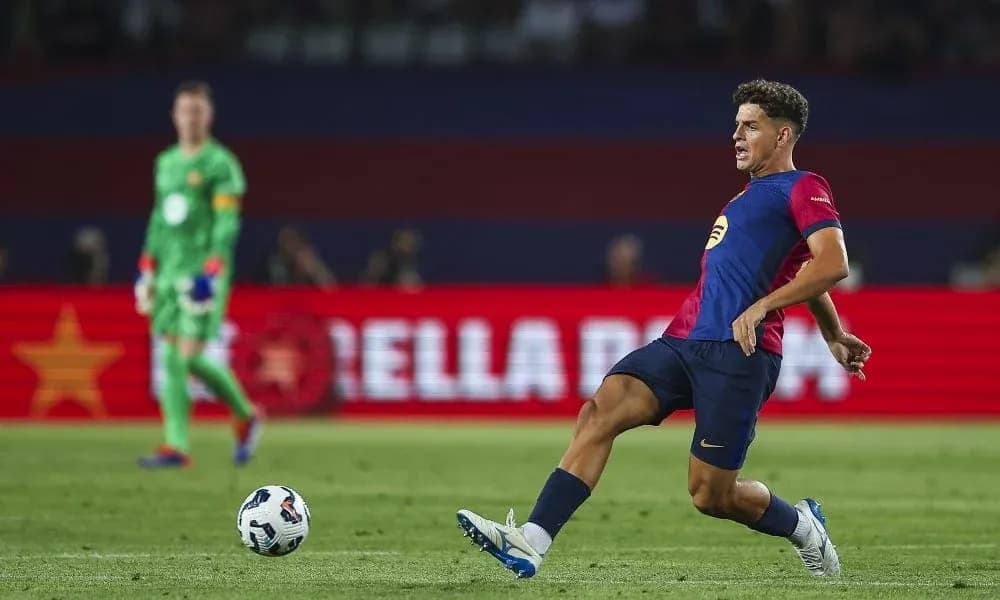 Jugador de fútbol lanzando el balón durante el partido