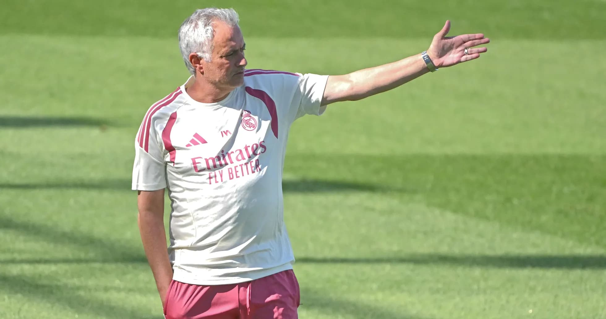 Entrenador dirigiendo a su equipo en la práctica