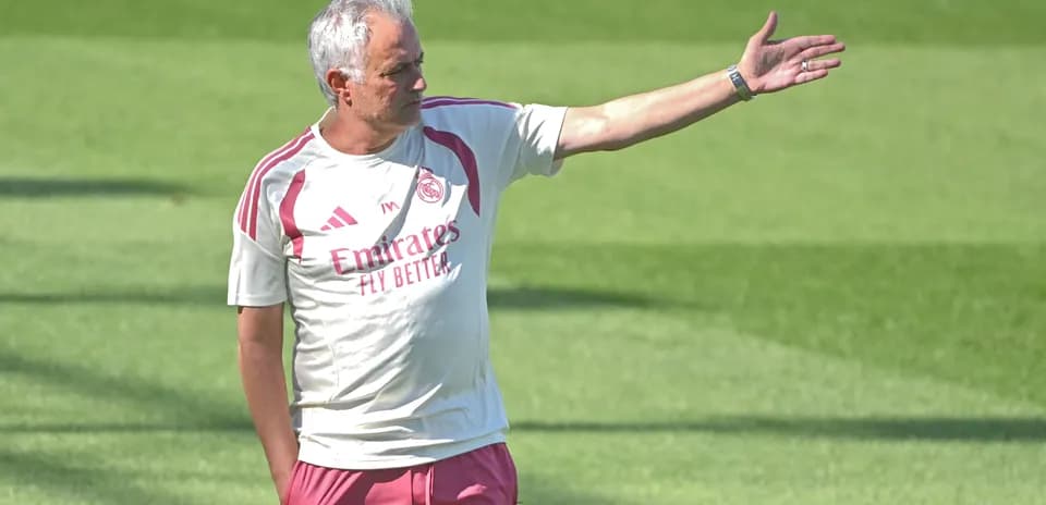 Entrenador dirigiendo a su equipo en la práctica