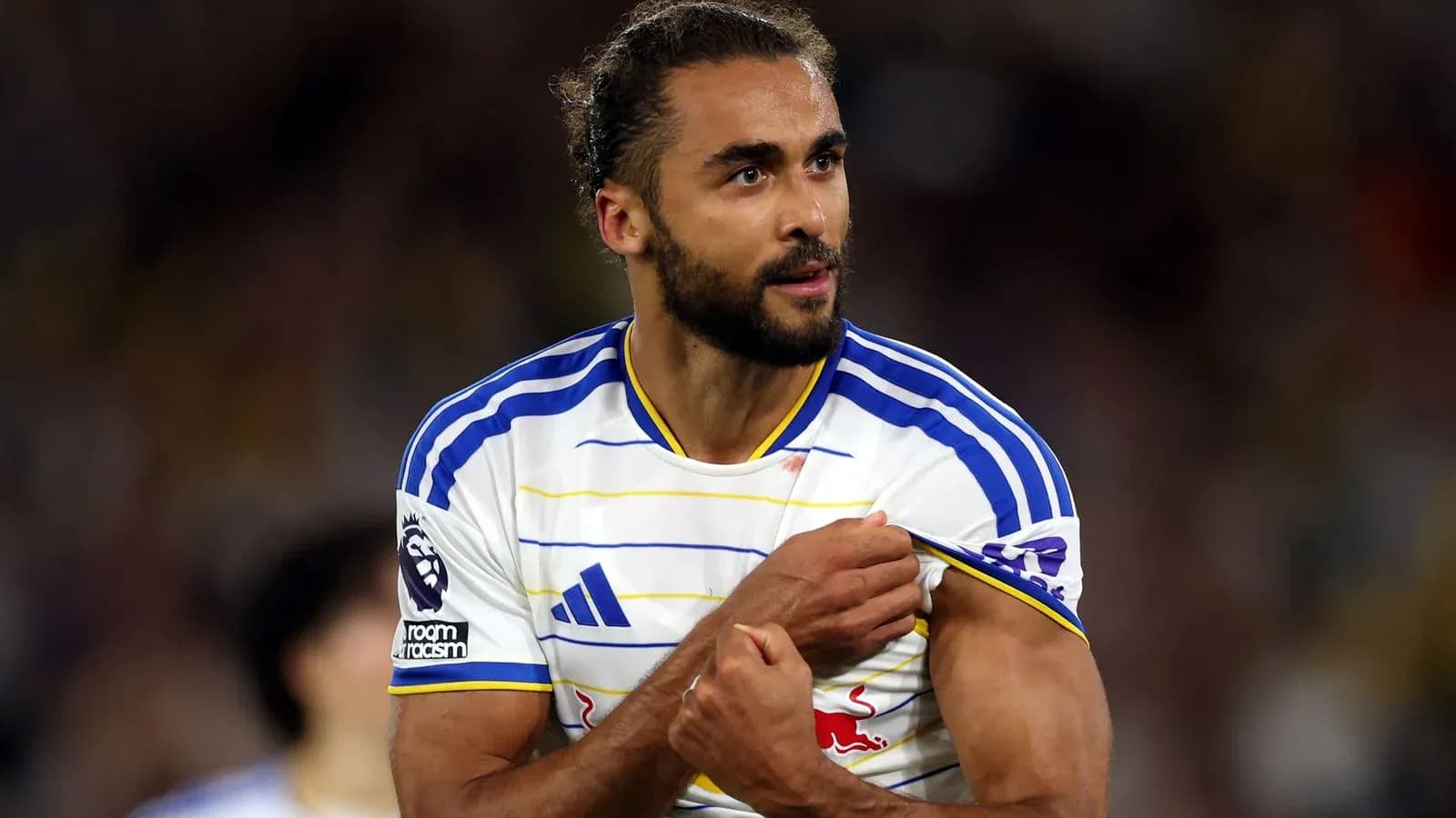 Jugador mostrando su camiseta durante el partido