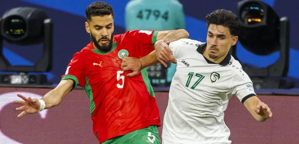 Jugadores de Marruecos y otro equipo luchando por el balón