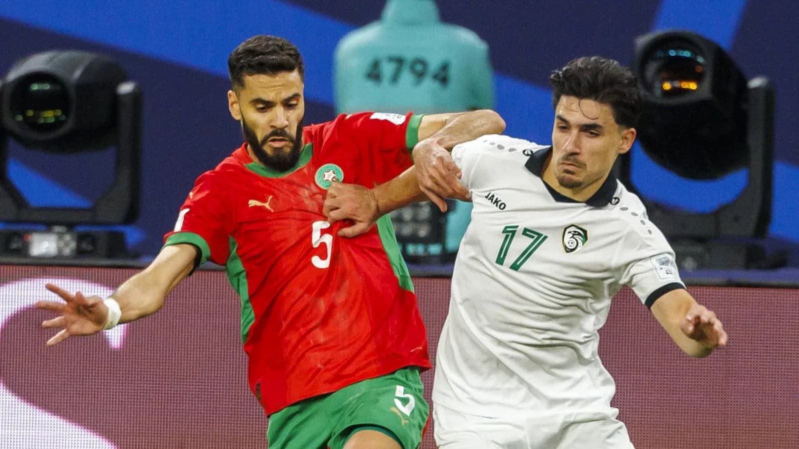 Jugadores de Marruecos y otro equipo luchando por el balón