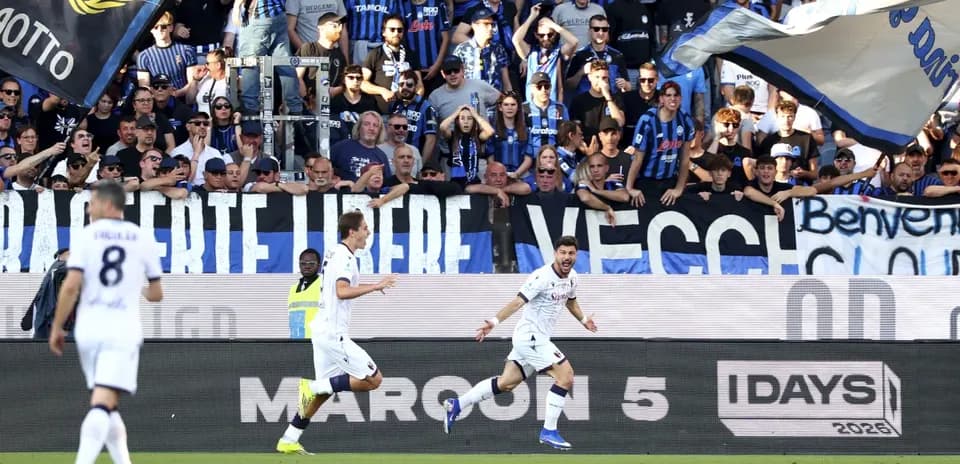 Celebración de jugadores de Bologna en el estadio