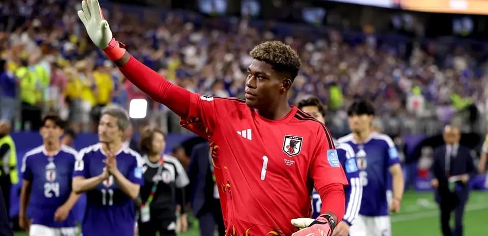 Portero japonés saludando al público tras el partido