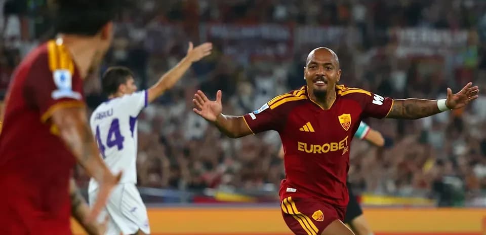 Jugador de la Roma celebra un gol en el estadio