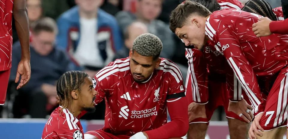 Jugadores de Liverpool reunidos durante partido