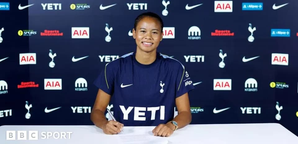 Jugadora de Tottenham firmando contrato en rueda de prensa