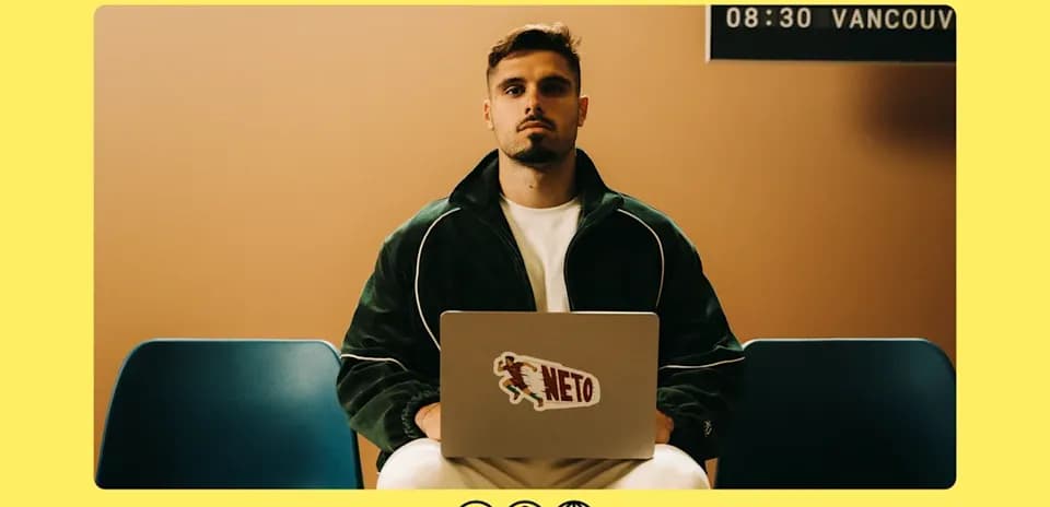Persona sentado con laptop en una sala de espera