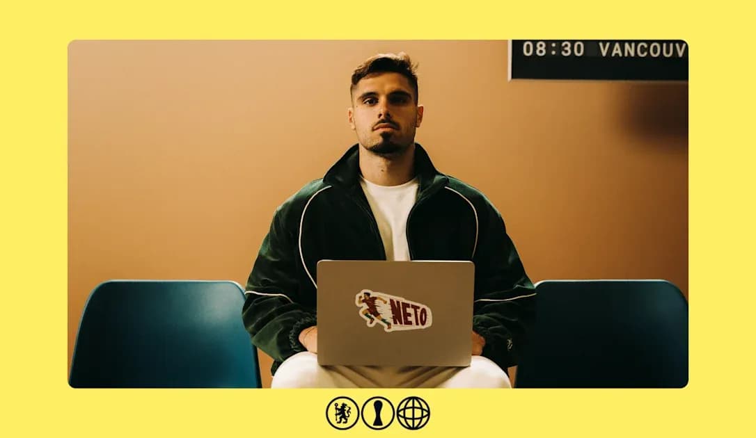Persona sentado con laptop en una sala de espera