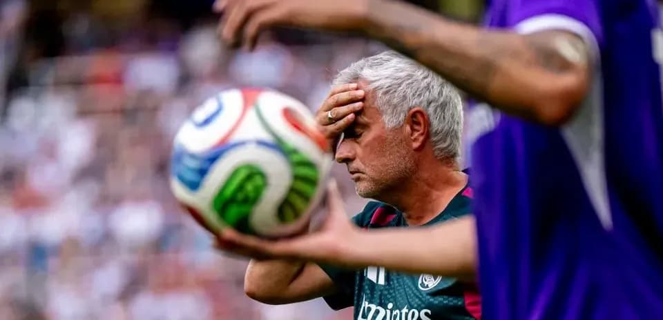 Entrenador preocupado durante un partido de fútbol
