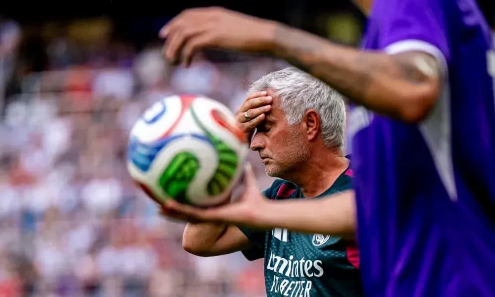 Entrenador preocupado durante un partido de fútbol