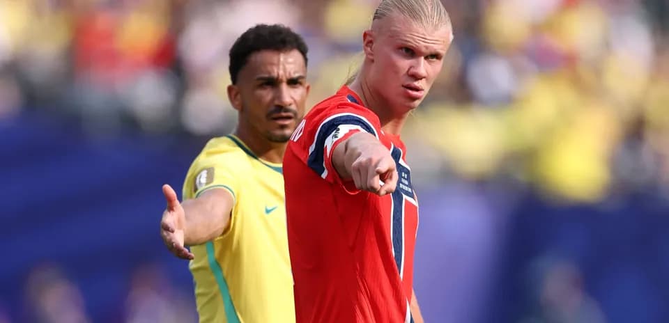 Jugadores de Noruega y Brasil durante un partido